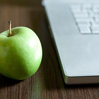Apfel neben Tastatur